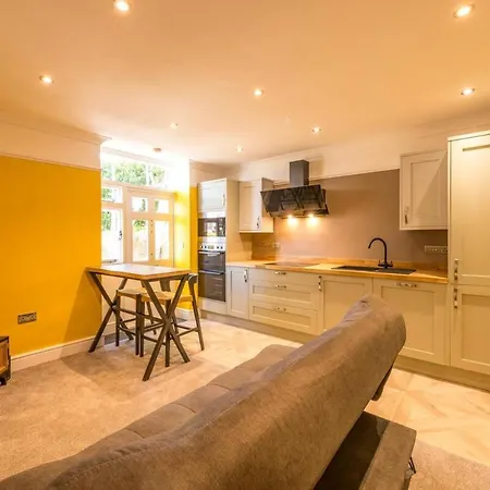 Centralised Apsley With Free Parking By Prescott * Bristol